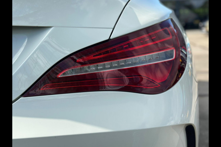 Mercedes-Benz CLA-Klasse 180 AMG-line 122 PK | Panorama dak | Dealer onderhouden | All-Season banden | Navigatie | Camera | Carplay | Parkeersensoren