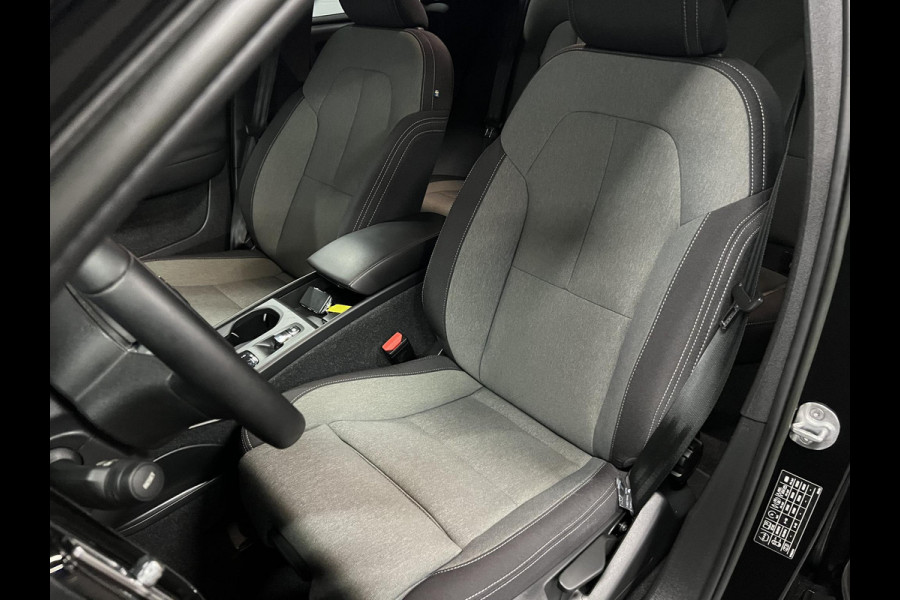 Volvo XC40 1.5 T4 Plug-in hybrid Core Bright Adapt. cruise | Stuur-/stoelverwarming | Achteruitrij camera | Dode hoek assistent | Carplay