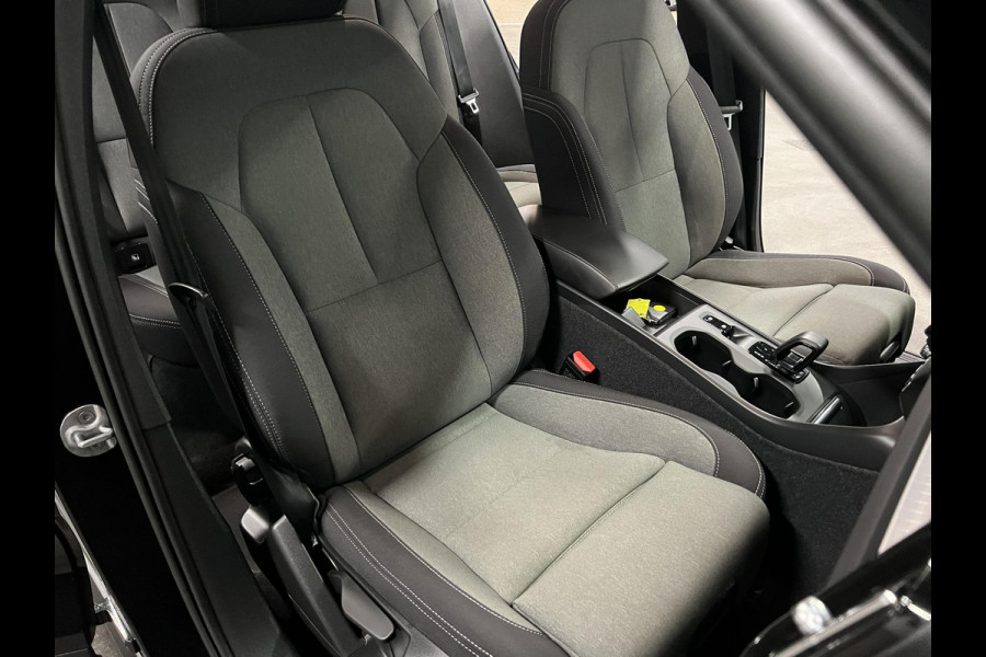 Volvo XC40 1.5 T4 Plug-in hybrid Core Bright Adapt. cruise | Stuur-/stoelverwarming | Achteruitrij camera | Dode hoek assistent | Carplay