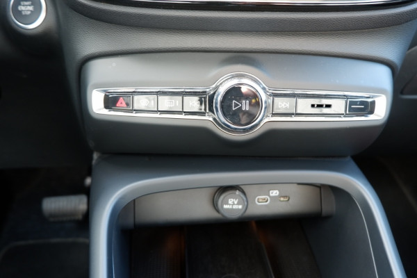 Volvo XC40 2.0 B3 Core Mild-Hybrid / INCL. Fabrieks-garantie / Verkoopklaar