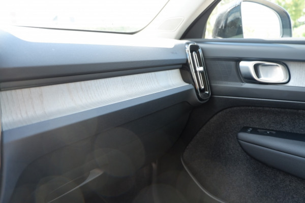 Volvo XC40 2.0 B3 Core Mild-Hybrid / INCL. Fabrieks-garantie / Verkoopklaar