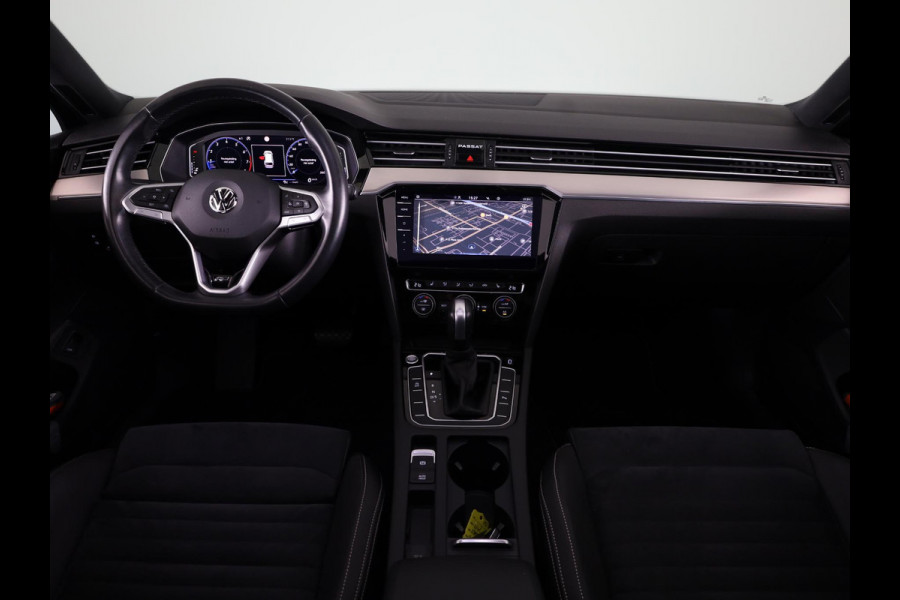 Volkswagen Passat Variant 1.5 TSI Elegance Business R 150PK | Automaat (DSG) | Panoramadak | Camera | Navigatie | 17 " Velgen + All Season | Half lederen interieur | Elek. Achterklep |