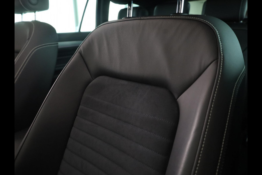 Volkswagen Passat Variant 1.5 TSI Elegance Business R 150PK | Automaat (DSG) | Panoramadak | Camera | Navigatie | 17 " Velgen + All Season | Half lederen interieur | Elek. Achterklep |
