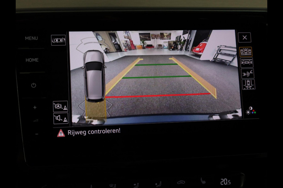 Volkswagen Passat Variant 1.5 TSI Elegance Business R 150PK | Automaat (DSG) | Panoramadak | Camera | Navigatie | 17 " Velgen + All Season | Half lederen interieur | Elek. Achterklep |