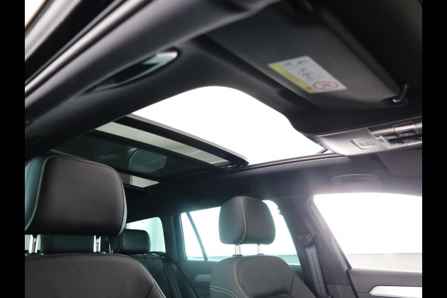 Volkswagen Passat Variant 1.5 TSI Elegance Business R 150PK | Automaat (DSG) | Panoramadak | Camera | Navigatie | 17 " Velgen + All Season | Half lederen interieur | Elek. Achterklep |