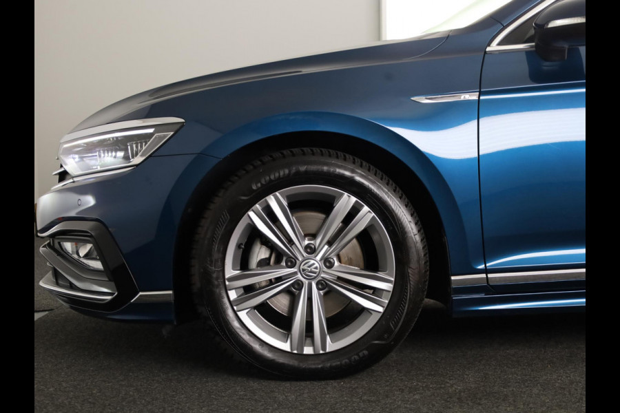 Volkswagen Passat Variant 1.5 TSI Elegance Business R 150PK | Automaat (DSG) | Panoramadak | Camera | Navigatie | 17 " Velgen + All Season | Half lederen interieur | Elek. Achterklep |