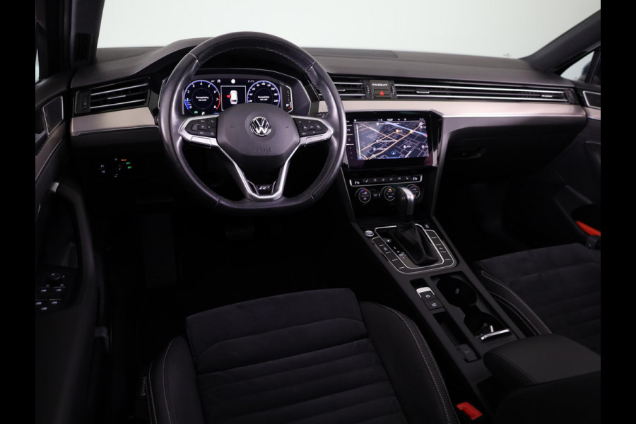 Volkswagen Passat Variant 1.5 TSI Elegance Business R 150PK | Automaat (DSG) | Panoramadak | Camera | Navigatie | 17 " Velgen + All Season | Half lederen interieur | Elek. Achterklep |