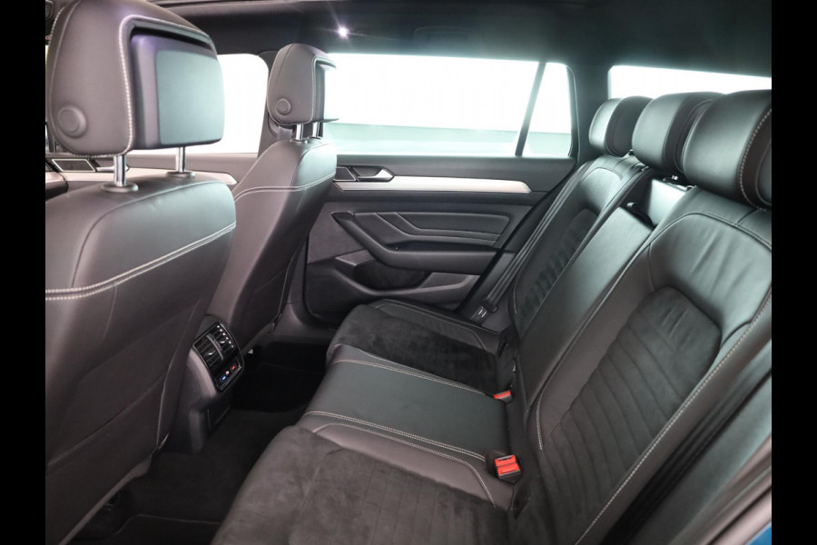 Volkswagen Passat Variant 1.5 TSI Elegance Business R 150PK | Automaat (DSG) | Panoramadak | Camera | Navigatie | 17 " Velgen + All Season | Half lederen interieur | Elek. Achterklep |