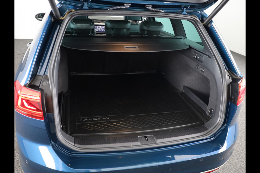 Volkswagen Passat Variant 1.5 TSI Elegance Business R 150PK | Automaat (DSG) | Panoramadak | Camera | Navigatie | 17 " Velgen + All Season | Half lederen interieur | Elek. Achterklep |