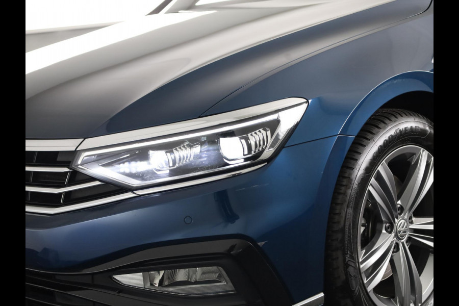 Volkswagen Passat Variant 1.5 TSI Elegance Business R 150PK | Automaat (DSG) | Panoramadak | Camera | Navigatie | 17 " Velgen + All Season | Half lederen interieur | Elek. Achterklep |