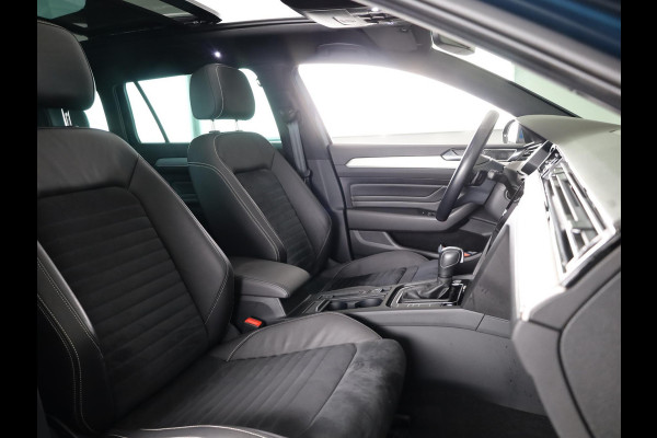 Volkswagen Passat Variant 1.5 TSI Elegance Business R 150PK | Automaat (DSG) | Panoramadak | Camera | Navigatie | 17 " Velgen + All Season | Half lederen interieur | Elek. Achterklep |