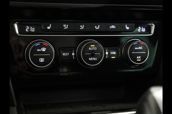Volkswagen Passat Variant 1.5 TSI Elegance Business R 150PK | Automaat (DSG) | Panoramadak | Camera | Navigatie | 17 " Velgen + All Season | Half lederen interieur | Elek. Achterklep |