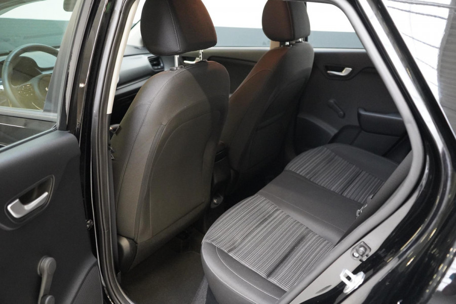 Kia Stonic 1.0 T-GDi 120pk MHEV DynamicLine | Carplay | Trekhaak | All-seasonbanden | Camera | Cruise control