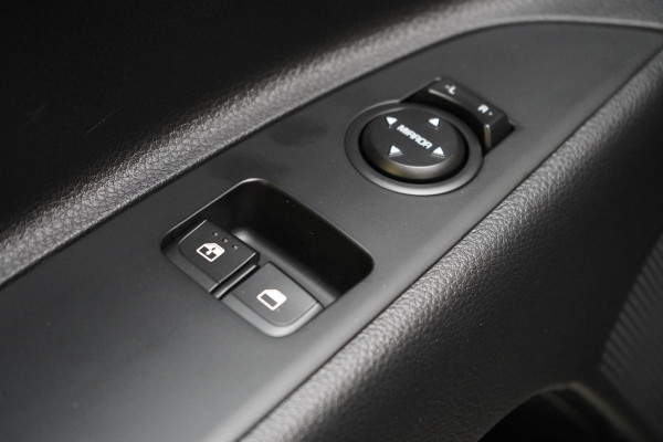 Kia Stonic 1.0 T-GDi 120pk MHEV DynamicLine | Carplay | Trekhaak | All-seasonbanden | Camera | Cruise control