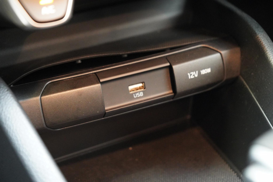 Kia Stonic 1.0 T-GDi 120pk MHEV DynamicLine | Carplay | Trekhaak | All-seasonbanden | Camera | Cruise control