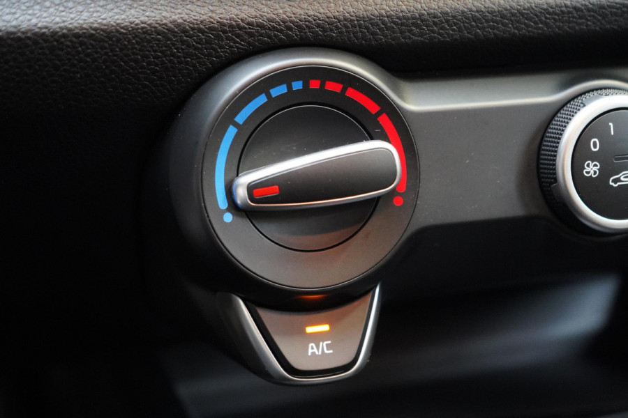 Kia Stonic 1.0 T-GDi 120pk MHEV DynamicLine | Carplay | Trekhaak | All-seasonbanden | Camera | Cruise control