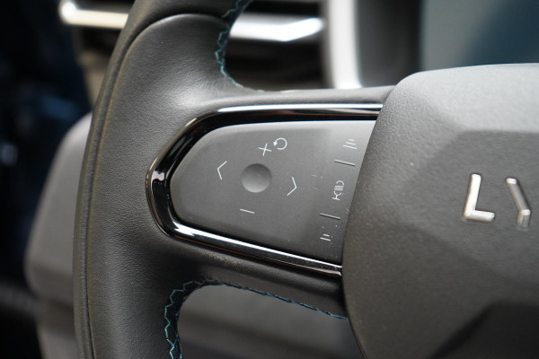 Lynk & Co 01 1.5 | Zwart optiek | 360 camera | Panoramadak | Navigatie | Memory | Apple CarPlay