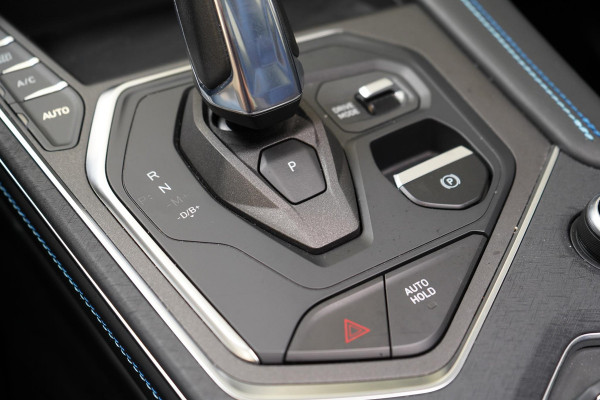 Lynk & Co 01 1.5 | Zwart optiek | 360 camera | Panoramadak | Navigatie | Memory | Apple CarPlay