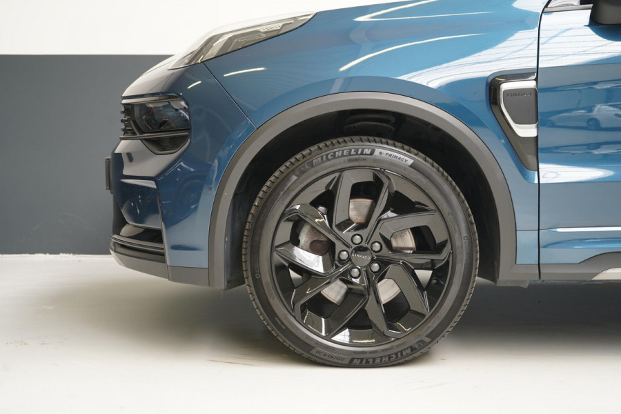 Lynk & Co 01 1.5 | Zwart optiek | 360 camera | Panoramadak | Navigatie | Memory | Apple CarPlay