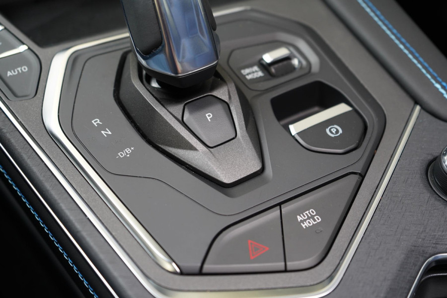 Lynk & Co 01 1.5 | Zwart optiek | 360 camera | Panoramadak | Navigatie | Memory | Apple CarPlay