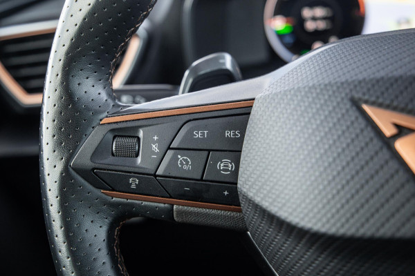 CUPRA Leon 1.4i Plug-In Hybrid SPORTSTOURER / CARPLAY / CAMERA / KUIP STOELEN / PERFECT ONDERHOUDEN