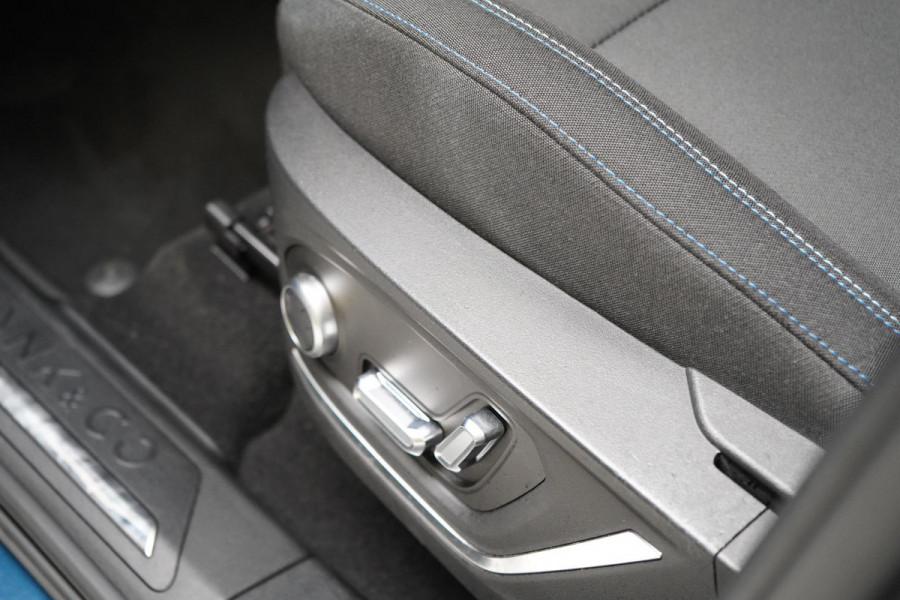 Lynk & Co 01 1.5 | Zwart optiek | 360 camera | Panoramadak | Navigatie | Memory | Apple CarPlay