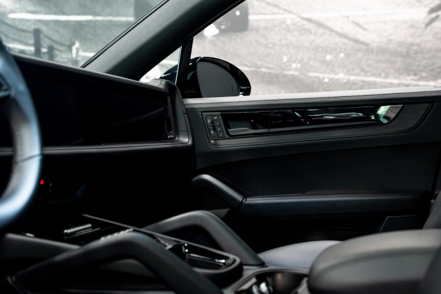 Porsche Cayenne Coupé 3.0 E-Hybrid Black Edition *BOSE / Panorama / Sport-Chrono / HUD / Keyless / Soft-close*