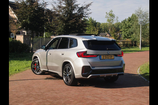 BMW iX1 xDrive30 67 kWh Panoramadak | Camera | Sfeerverlichting | Apple Carplay | Sportstoelen | NL-Auto |