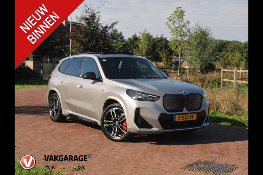 BMW iX1 xDrive30 67 kWh Panoramadak | Camera | Sfeerverlichting | Apple Carplay | Sportstoelen | NL-Auto |