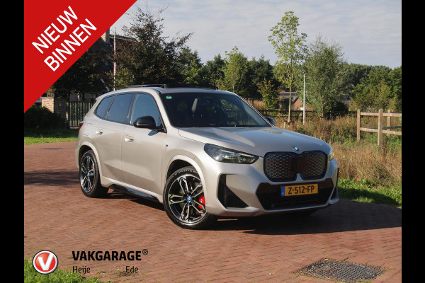 BMW iX1 xDrive30 67 kWh Panoramadak | Camera | Sfeerverlichting | Apple Carplay | Sportstoelen | NL-Auto |