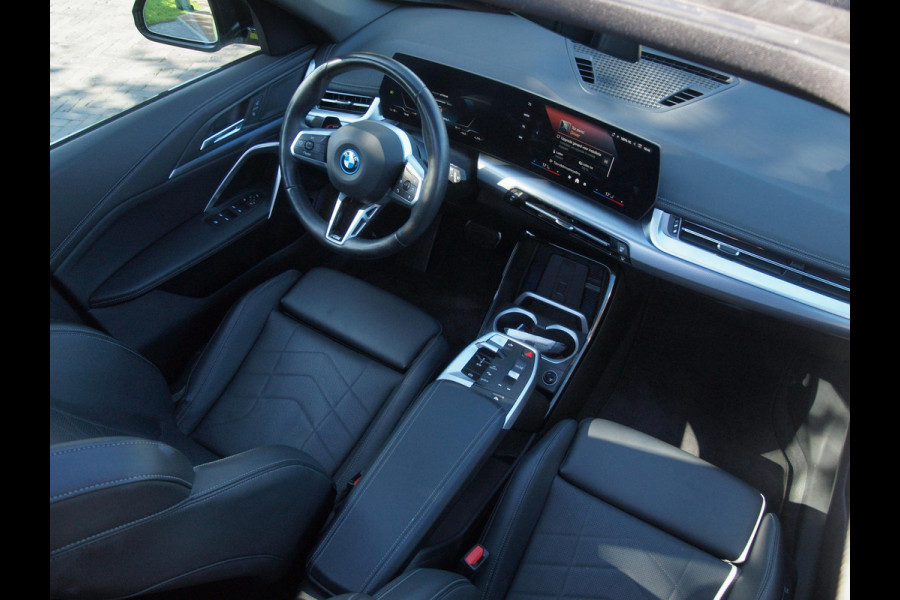 BMW iX1 xDrive30 67 kWh Panoramadak | Camera | Sfeerverlichting | Apple Carplay | Sportstoelen | NL-Auto |