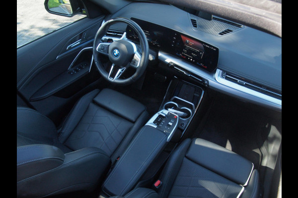 BMW iX1 xDrive30 67 kWh Panoramadak | Camera | Sfeerverlichting | Apple Carplay | Sportstoelen | NL-Auto |