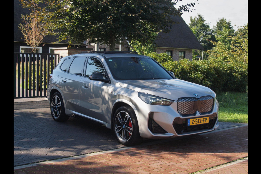 BMW iX1 xDrive30 67 kWh Panoramadak | Camera | Sfeerverlichting | Apple Carplay | Sportstoelen | NL-Auto |