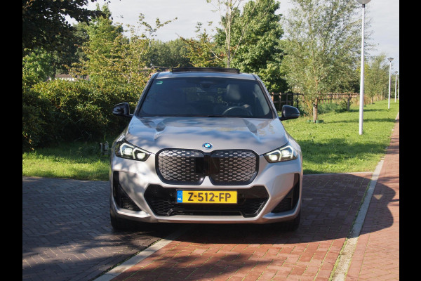 BMW iX1 xDrive30 67 kWh Panoramadak | Camera | Sfeerverlichting | Apple Carplay | Sportstoelen | NL-Auto |