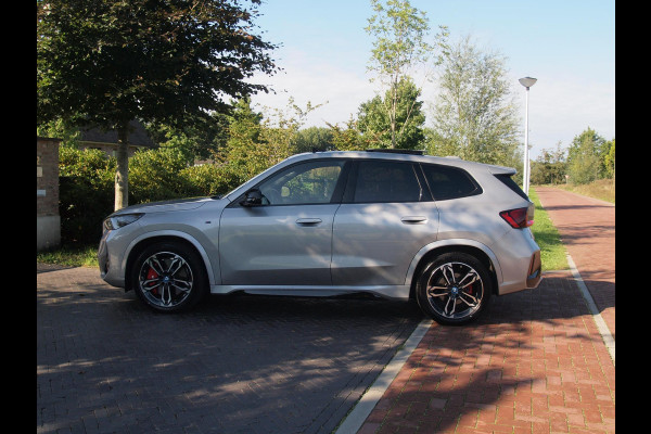 BMW iX1 xDrive30 67 kWh Panoramadak | Camera | Sfeerverlichting | Apple Carplay | Sportstoelen | NL-Auto |