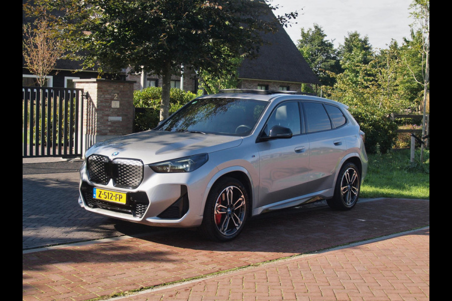 BMW iX1 xDrive30 67 kWh Panoramadak | Camera | Sfeerverlichting | Apple Carplay | Sportstoelen | NL-Auto |