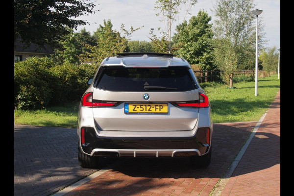 BMW iX1 xDrive30 67 kWh Panoramadak | Camera | Sfeerverlichting | Apple Carplay | Sportstoelen | NL-Auto |