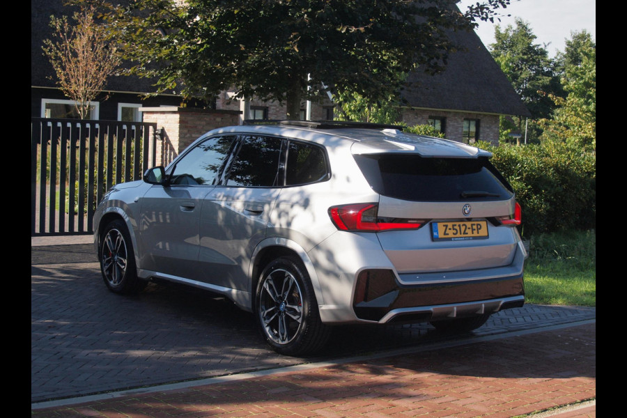 BMW iX1 xDrive30 67 kWh Panoramadak | Camera | Sfeerverlichting | Apple Carplay | Sportstoelen | NL-Auto |