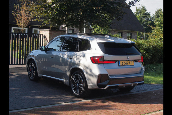 BMW iX1 xDrive30 67 kWh Panoramadak | Camera | Sfeerverlichting | Apple Carplay | Sportstoelen | NL-Auto |