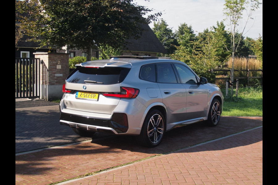 BMW iX1 xDrive30 67 kWh Panoramadak | Camera | Sfeerverlichting | Apple Carplay | Sportstoelen | NL-Auto |