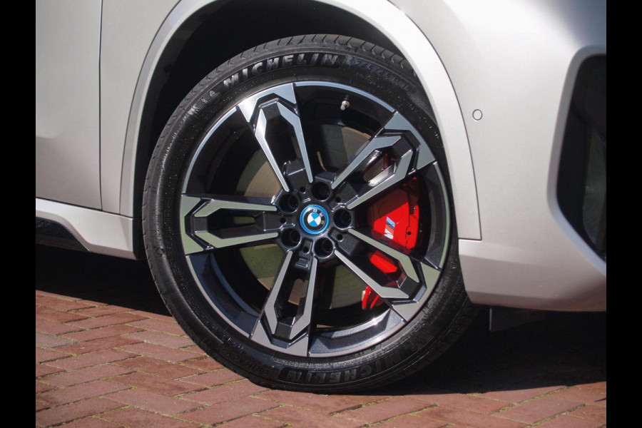 BMW iX1 xDrive30 67 kWh Panoramadak | Camera | Sfeerverlichting | Apple Carplay | Sportstoelen | NL-Auto |