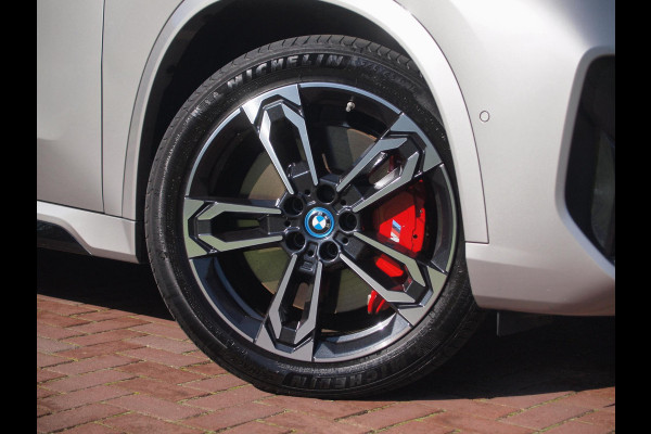 BMW iX1 xDrive30 67 kWh Panoramadak | Camera | Sfeerverlichting | Apple Carplay | Sportstoelen | NL-Auto |