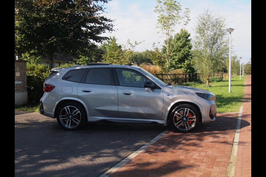 BMW iX1 xDrive30 67 kWh Panoramadak | Camera | Sfeerverlichting | Apple Carplay | Sportstoelen | NL-Auto |