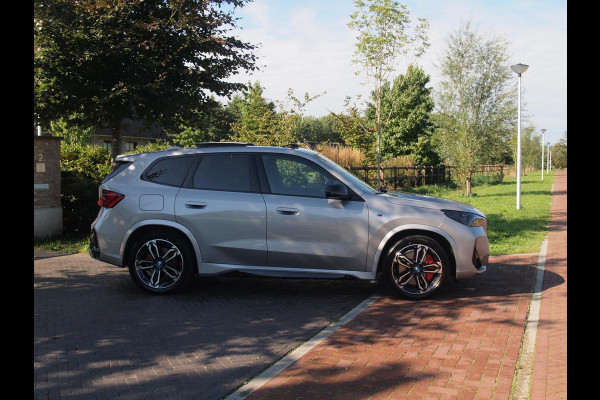 BMW iX1 xDrive30 67 kWh Panoramadak | Camera | Sfeerverlichting | Apple Carplay | Sportstoelen | NL-Auto |