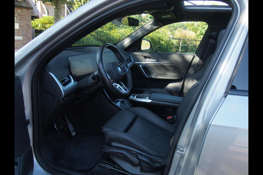 BMW iX1 xDrive30 67 kWh Panoramadak | Camera | Sfeerverlichting | Apple Carplay | Sportstoelen | NL-Auto |