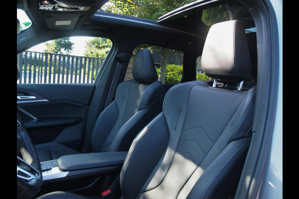 BMW iX1 xDrive30 67 kWh Panoramadak | Camera | Sfeerverlichting | Apple Carplay | Sportstoelen | NL-Auto |