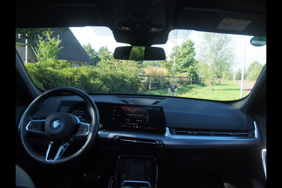 BMW iX1 xDrive30 67 kWh Panoramadak | Camera | Sfeerverlichting | Apple Carplay | Sportstoelen | NL-Auto |