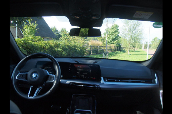 BMW iX1 xDrive30 67 kWh Panoramadak | Camera | Sfeerverlichting | Apple Carplay | Sportstoelen | NL-Auto |