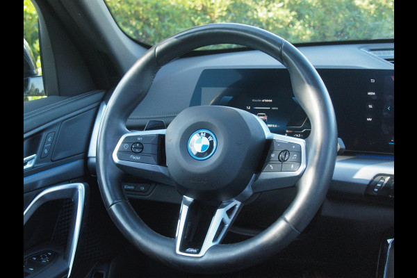 BMW iX1 xDrive30 67 kWh Panoramadak | Camera | Sfeerverlichting | Apple Carplay | Sportstoelen | NL-Auto |