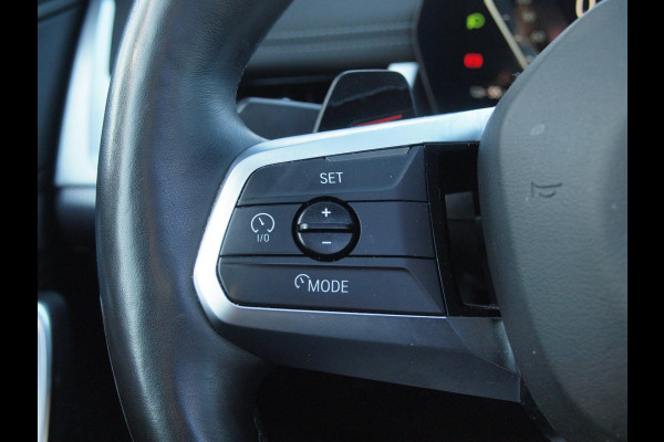 BMW iX1 xDrive30 67 kWh Panoramadak | Camera | Sfeerverlichting | Apple Carplay | Sportstoelen | NL-Auto |